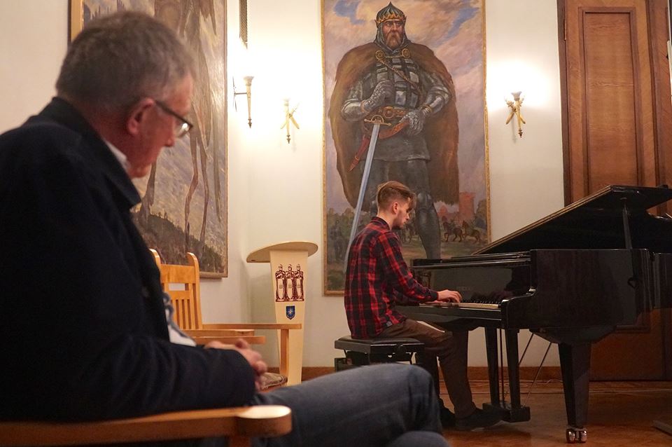 Показ. Каунас. Піаніст.